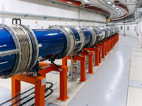 На коллайдере NICA впервые достигнута стабильная циркуляция пучка частиц по всему кольцу ускорителя