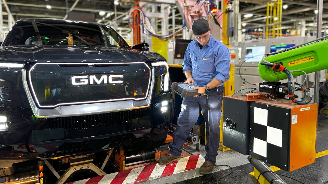Роботы вместо людей: GM наращивает автоматизацию, пока более тысячи сотрудников остаются без работы