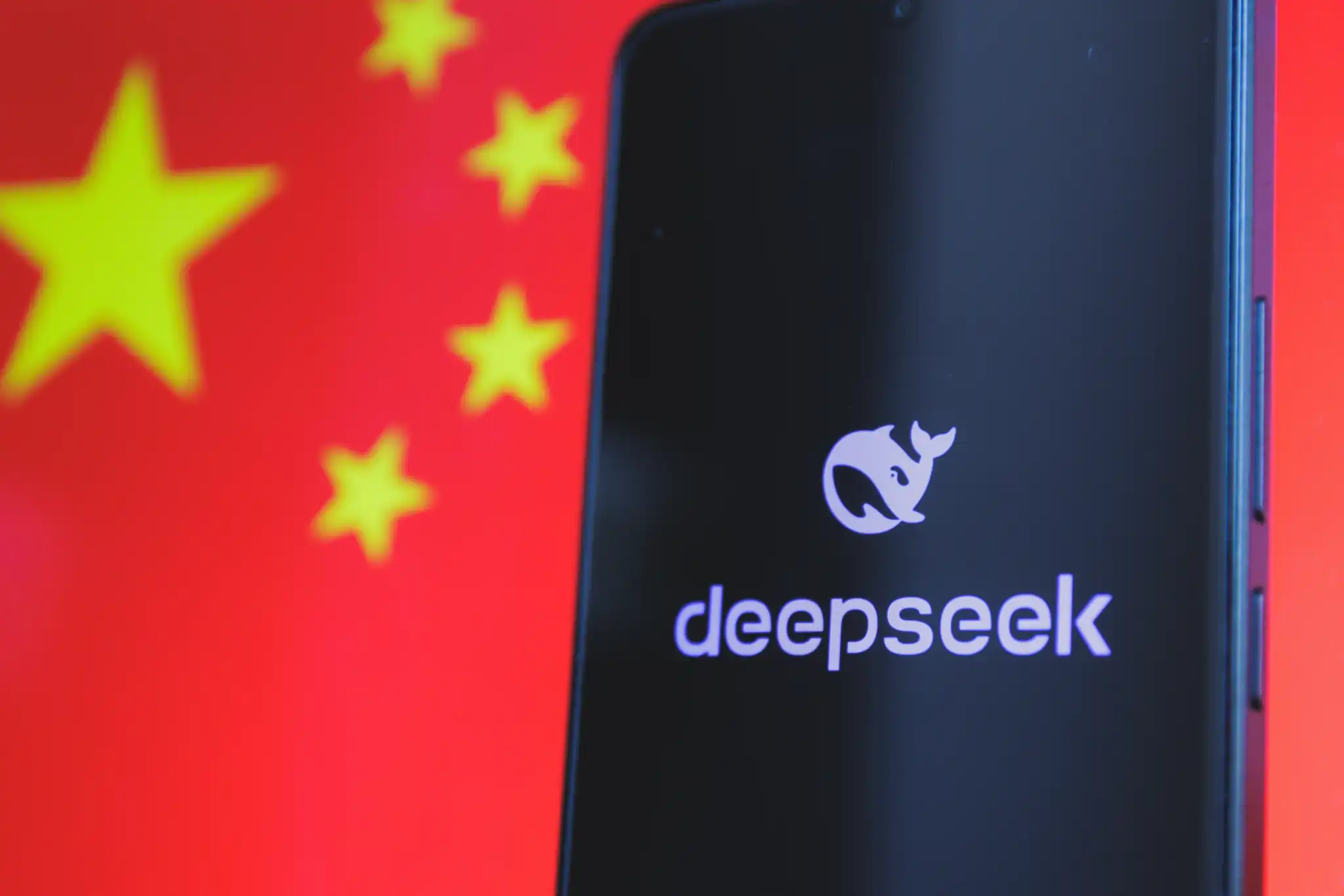 Ситуация вокруг китайского стартапа DeepSeek и его модели искусственного интеллекта R1 вызывает значительный интерес и споры в технологическом сообществе