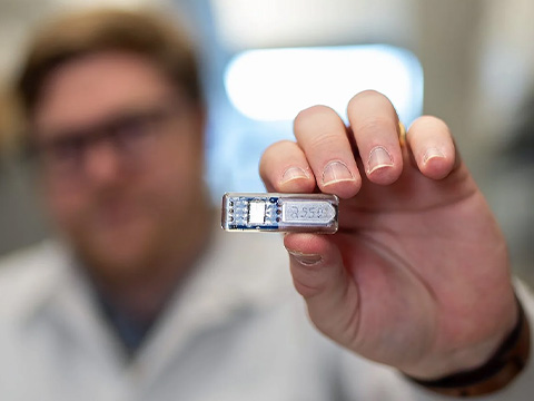 Имплант «живая аптека»: биоэлектронное устройство продлевает жизнь клеток-производителей лекарств