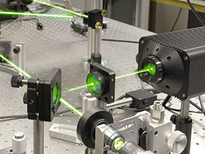 Блок управления для исполнительных устройств в оптическом тракте лазерной системы
