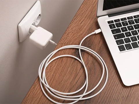Можно ли заряжать смартфон зарядкой от ноутбука: почему мощный USB-C адаптер не повредит телефон