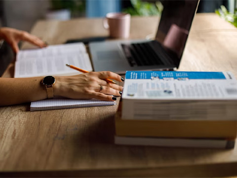 «От нас ждут, что мы сами выкопаем себе профессиональную могилу»: как ИИ вытесняет переводчиков