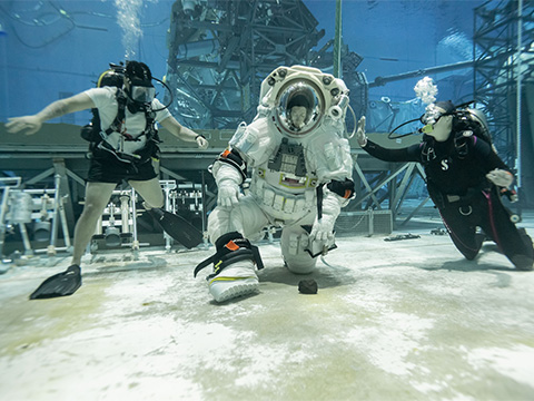 Бывший астронавт NASA о лунных скафандрах Artemis: «Сейчас они не очень хороши»