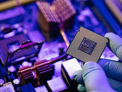 Минпромторг отказался от проекта оборудования для чипов за 835 млн рублей после письма РАН