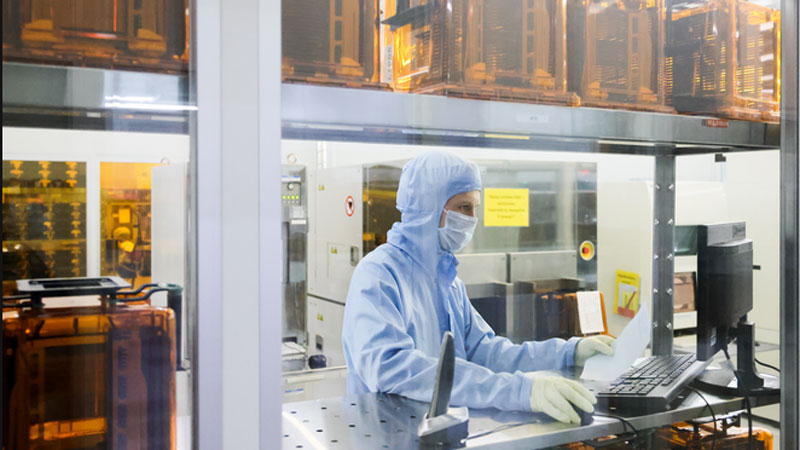 В России началось тестирование первого отечественного литографа, способного производить чипы с размером элементов 350 нанометров