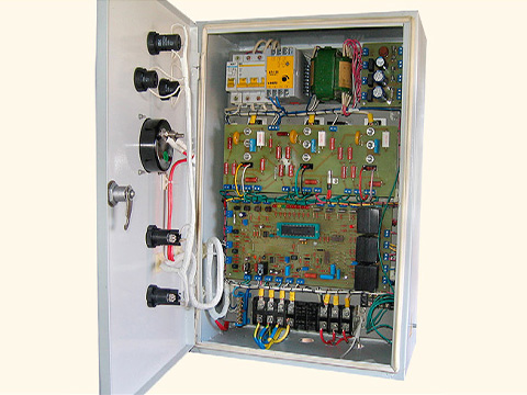 Устройство управления и защиты электродвигателя погружного насоса